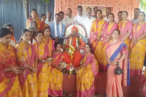ಸೊರಬ ಮುರುಘಾ ಮಠದಲ್ಲಿ ಹಮ್ಮಿಕೊಂಡಿದ್ದ ಗುರುಪೂರ್ಣಿಮೆ ಕಾರ್ಯಕ್ರಮದಲ್ಲಿ ಶ್ರಿ ಮಹಾಂತ ಸ್ವಾಮೀಜಿ ಅವರಿಗೆ ಭಕ್ತರು ಗುರುವಂದನೆ ಸಲ್ಲಿಸಿದರು.