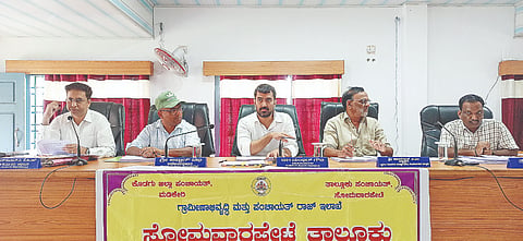 ಸೋಮವಾರಪೇಟೆ ತಾಲೂಕು ಪಂಚಾಯಿತಿ ಸಭಾಂಗಣದಲ್ಲಿ ನಡೆದ ಸಭೆಯಲ್ಲಿ ಶಾಸಕ ಡಾ.ಮಂತರ್‌ಗೌಡ ಮಾತನಾಡಿದರು. ಕೃಷ್ಣಮೂರ್ತಿ, ಪರಮೇಶ ಕುಮಾರ್, ಅಬ್ದುಲ್ ನಬಿ, ಕಾಂತರಾಜು ಇದ್ದರು.