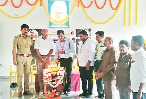 ಶೃಂಗೇರಿಯ ಬಿಜಿಎಸ್ ಕಾಲೇಜು ಮತ್ತು ದರ್ಶಿನಿ ಸಂಯುಕ್ತ ಪ್ರೌಢಶಾಲೆಯಲ್ಲಿ ಶಾಲಾ ವಾಹನ ಚಾಲಕರಿಗೆ ಕಾನೂನು ಮತ್ತು ಮಕ್ಕಳ ಸುರಕ್ಷೆ ಕುರಿತು ಅರಿವು ಕಾರ್ಯಕ್ರಮವನ್ನು ಪ್ರಾಚಾರ್ಯ ಕೆ.ಸಿ.ನಾಗೇಶ್ ಉದ್ಘಾಟಿಸಿದರು. ಕಿರಣ್‌ಕುಮಾರ್, ಅಭಿಷೇಕ್ ಇದ್ದರು.