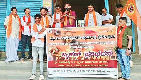 ಶೃಂಗೇರಿ ಮೆಸ್ಕಾಂ ಎದುರು ನಡೆದ  ಪ್ರತಿಭಟನಾ ಸಭೆಯಲ್ಲಿ ರಾಘವನ್ ಪಡಿವೇಲ್ ಮಾತನಾಡಿದರು. ಮಹೇಂದ್ರ, ಸುರೇಶ್ ಕುಮಾರ್, ಮದನ್, ರಾಜಗೋಪಾಲ್, ಅಜಿತ್ ಇದ್ದರು.