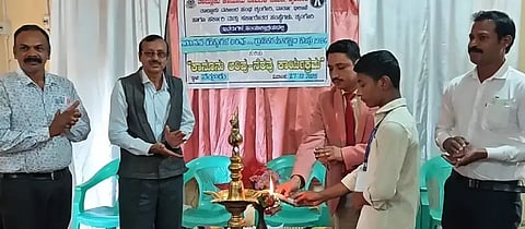 -ಶೃಂಗೇರಿ ತಾಲೂಕಿನ ನೆಮ್ಮಾರ್ ಸರ್ಕಾರಿ ಪ್ರೌಢಶಾಲೆಯಲ್ಲಿ ವಿಶ್ವ ಮಾನವ ಹಕ್ಕುಗಳು ಮತ್ತು ರಾಷ್ಟ್ರೀಯ ಗ್ರಾಹಕರ ಹಕ್ಕುಗಳ ದಿನಾಚರಣೆಯನ್ನು ನ್ಯಾಯಾಧೀಶ ಜೀತು ಉದ್ಘಾಟಿಸಿದರು. ಮಹೇಶ್, ವಿ.ಆರ್.ನಟಶೇಖರ್,ಎಸ್.ಜಿ.ಶ್ರೀನಾಥ್ ಇದ್ದರು.