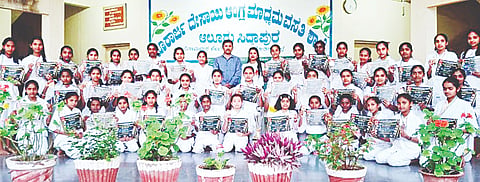 ಆಲೂರು ಸಿದ್ದಾಪುರ ಮುರಾರ್ಜಿ ಶಾಲೆಯ ವಿದ್ಯಾರ್ಥಿಗಳು. ಎಸ್‌ಎಸ್2 ಮುಳ್ಳೂರು ಸ.ಕಿ.ಪ್ರಾಥಮಿಕ ಶಾಲಾ ವಿದ್ಯಾರ್ಥಿಗಳು