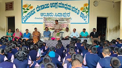 ಆಲೂರು-ಸಿದ್ದಾಪುರ ಮುರಾರ್ಜಿ ಶಾಲೆಯಲ್ಲಿ ಆಯೋಜಿಸಿದ್ದ ಮಾಹಿತಿ ಕಾರ್ಯಕ್ರಮದಲ್ಲಿ ಶಿವಶಂಕರ್ ಮಾತನಾಡಿದರು. ಪ್ರಕಾಶ್ ಇತರರಿದ್ದರು.