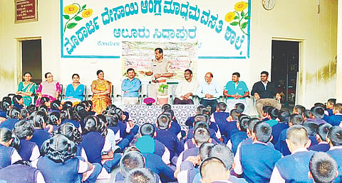 ಆಲೂರು-ಸಿದ್ದಾಪುರ ಮುರಾರ್ಜಿ ಶಾಲೆಯಲ್ಲಿ ಆಯೋಜಿಸಿದ್ದ ಮಾಹಿತಿ ಕಾರ್ಯಕ್ರಮದಲ್ಲಿ ಶಿವಶಂಕರ್ ಮಾತನಾಡಿದರು. ಪ್ರಕಾಶ್ ಇತರರಿದ್ದರು.