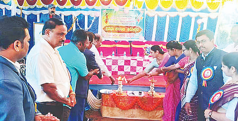 ಶನಿವಾರಸಂತೆಯ ಕಾವೇರಿ ವಿದ್ಯಾಸಂಸ್ಥೆಯಲ್ಲಿ ನಡೆದ ಪ್ರಾಥಮಿಕ ಮತ್ತು ಪ್ರೌಢಶಾಲಾ ವಿಭಾಗದ ಕ್ಲಸ್ಟರ್ ಮಟ್ಟದ  ಕಲೋತ್ಸವವನ್ನು ಬಿಇಒ ಕೃಷ್ಣಪ್ಪ ಉದ್ಘಾಟಿಸಿದರು. ದೇವರಾಜ್, ದಿನೇಶ್, ಜಯಕುಮಾರ್, ಗೀತಾ ಹರೀಶ್, ಹೂವಯ್ಯ ಇದ್ದರು.