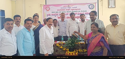 ಹೊಸಕೋಟೆ ತಾಲೂಕಿನ ಸೂಲಿಬೆಲೆ ಸರ್ಕಾರಿ ಪ್ರಥಮ ದರ್ಜೆ ಕಾಲೇಜಿನ ವಾರ್ಷಿಕೋತ್ಸವ ಪ್ರತಿಭಾ ದರ್ಪಣ ಕಾರ್ಯಕ್ರಮವನ್ನು ಕಾಲೇಜು ಅಭಿವೃದ್ಧಿ ಸಮಿತಿ ಉಪಾಧ್ಯಕ್ಷ ಬಿ.ಎನ್​.ಗೋಪಾಲಗೌಡ ಉದ್ಘಾಟಿಸಿದರು. ಬಮುಲ್​ ನಿರ್ದೇಶಕ ಬಿ.ವಿ.ಸತೀಶಗೌಡ, ಪ್ರಾಂಶುಪಾಲೆ ಡಾ.ಕಲ್ಪನಾ, ಅಭಿವೃದ್ಧಿ ಸಮಿತಿ ಸದಸ್ಯ ಬೆಟ್ಟಹಳ್ಳಿ ಗೋಪಿನಾಥ್​, ನಿವೃತ್ತ ಪ್ರಾಂಶುಪಾಲ ಡಾ.ಮೋಹನ್​ಕುಮಾರ್​ ಇತರರು ಇದ್ದರು.