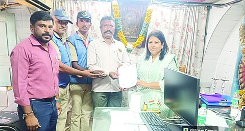 ಯಲ್ಲಮ್ಮನಗುಡ್ಡದಲ್ಲಿ ಪ್ರವಾಹಕ್ಕೆ ಸಿಲುಕಿದ್ದ ಭಕ್ತರನ್ನು ರಕ್ಷಿಸಿದ ಪ್ರವಾಸಿಮಿತ್ರ ಮತ್ತು ಗಹರಕ್ಷಕ ದಳದವರಿಗೆ ಪ್ರಭಾವತಿ ಫಕ್ಕೀರಪುರ ಪ್ರಶಂಸಾ ಪತ್ರ ವಿತರಿಸಿದರು. ಶಿವಾಜಿ ಕರಿಮುಖನವರ, ಗದಿಗೆಪ್ಪ ಕಂಕಣವಾಡಿ, ಮಹಾದೇವ ಹೊಸೂರ ಇದ್ದರು.