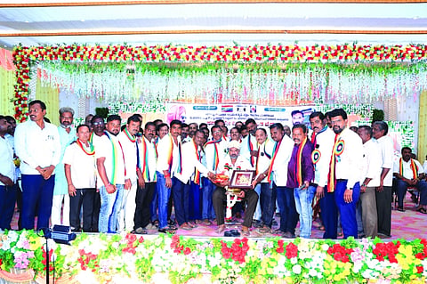 ಯರಗಟ್ಟಿಯಲ್ಲಿ ಬಿಡಿಸಿಸಿ ಬ್ಯಾಂಕ್ ನಿರ್ದೇಶಕ, ಶಾಸಕ ವಿಶ್ವಾಸ ವೈದ್ಯ ಅವರನ್ನು ತಾಲೂಕಿನ ಪಿಕೆಪಿಎಸ್‌ಗಳ ವತಿಯಿಂದ ಶನಿವಾರ ಸನ್ಮಾನಿಸಲಾಯಿತು. ಮುರಘರಾಜೇಂದ್ರ ಸ್ವಾಮೀಜಿ, ಚಂದ್ರಶೇಖರ ಸ್ವಾಮೀಜಿ, ಗಣಪತಿ ಮಹಾರಾಜರು, ನೀಲಕಂಠ ಸಿದ್ದಬಸನ್ನವರ, ಚಂದ್ರು ಜಂಬ್ರಿ, ಶಂಕರ ಇಟ್ನಾಳ ಇತರರಿದ್ದರು.