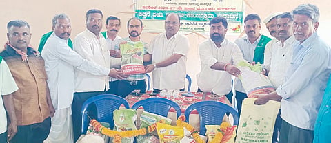 ಯರಗಟ್ಟಿ ಎಪಿಎಂಸಿ ಆವರಣದಲ್ಲಿ ಹಮ್ಮಿಕೊಂಡಿದ್ದ ಬಿತ್ತನೆ ಬೀಜ ವಿತರಣಾ ಕಾರ್ಯಕ್ರಮಕ್ಕೆ ಗಣ್ಯರು ಚಾಲನೆ ನೀಡಿದರು. ಎಂ.ವಿ. ಗುಂಡಪ್ಪಗೋಳ, ಶಿವಪ್ರಕಾಶ ಪಾಟೀಲ, ನೀಲಕಂಠ ಸಿದ್ದಬಸನ್ನವರ, ಆರ್.ಕೆ.ಪಟಾತ, ಸೋಮು ರೈನಾಪುರ ಇತರರಿದ್ದರು.