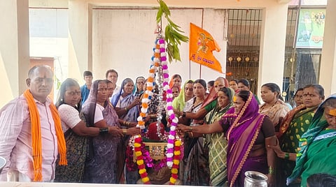 ಬಾಡಗಿಯಲ್ಲಿ ಹನುಮಾನ ಜಯಂತಿ ಅಂಗವಾಗಿ ತೊಟ್ಟಿಲೋತ್ಸವ ಜರುಗಿತು. ಸಿದ್ಧಲಿಂಗ ಸಾಧು ಮಹಾರಾಜರು, ಸಂಗಯ್ಯ ಸ್ವಾಮೀಜಿ, ಯಲ್ಲವ್ವ ಮಮದಾಪುರ, ಅಂಬಿಕಾ ಪೂಜಾರಿ ಇತರರಿದ್ದರು.