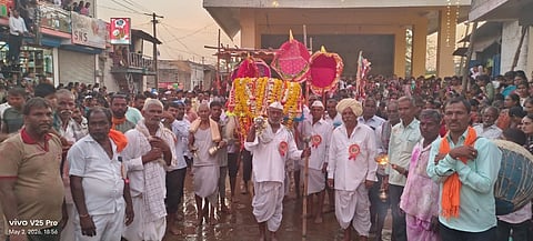 ಬಾಡಗಿ ಹನುಮಾನ ದೇವರ ಪಲ್ಲಕ್ಕಿ ಉತ್ಸವ ಅದ್ದೂರಿಯಾಗಿ ನಡೆಯಿತು. ಸಿದ್ರಾಮ ಪೂಜಾರಿ, ಮಲ್ಲಪ್ಪ ಡಂಗಿ, ಸಿದ್ದು ಹಳ್ಳಿ, ಬಿ.ಆರ್.ಡಂಗಿ ಇತರರಿದ್ದರು.