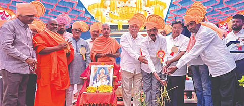 ಕೊಕಟನೂರ ಸರ್ಕಾರಿ ಪ್ರೌಢಶಾಲೆಯಲ್ಲಿ ಹಮ್ಮಿಕೊಂಡಿದ್ದ ಸ್ನೇಹ ಸಮ್ಮಿಲನ ಹಾಗೂ ಗುರುವಂದನೆ ಕಾರ್ಯಕ್ರಮಕ್ಕೆ ಗಣ್ಯರು ಚಾಲನೆ ನೀಡಿದರು. ಯತೀಶ್ವರಾನಂದ ಸ್ವಾಮೀಜಿ, ಅದ್ವೈತಾನಂದ ಸ್ವಾಮೀಜಿ, ಅನಿಲ ಮೇಲಿಕೇರಿ, ಆರ್ೀ ಬಿರಾದಾರ, ಶ್ಯಾಮರಾವ್ ಪೂಜಾರಿ, ಸೋಮಶೇಖರ ಶರಣ ಇತರರಿದ್ದರು.
