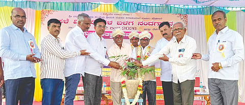ನಂದಗಾಂವ ಗ್ರಾಮದ ವರ್ಧಮಾನ ಶಿಕ್ಷಣ ಸಂಸ್ಥೆ ಶ್ರೀಮತಿ ತನುಜಾ ಪಾಟೀಲ ಪ್ರೌಢಶಾಲೆಯಲ್ಲಿ ಹಮ್ಮಿಕೊಂಡಿದ್ದ ಗುರುವಂದನೆ ಮತ್ತು ಸತ್ಕಾರ ಸಮಾರಂಭವನ್ನು ಗಣ್ಯರು ಉದ್ಘಾಟಿಸಿದರು. ತಾತ್ಯಾಸಾಬ ಯಲಿಗೌಡ, ಶ್ರೀಕಾಂತ ಅಸ್ಕಿ, ಪುಷ್ಪಕುಮಾರ ಪಾಟೀಲ, ಅಭಯ ಪಾಲಭಾವಿ, ಅರುಣ ಯಲಗುದ್ರಿ ಇತರರಿದ್ದರು.