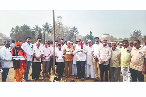 ಐನಾಪುರದಲ್ಲಿ ಗಣ್ಯರು ಸಿದ್ಧೇಶ್ವರ ಜಾತ್ರಾ ಮಹೋತ್ಸವದ ಕರಪತ್ರ ಬಿಡುಗಡೆ ಮಾಡಿದರು. ಬನಸಿದ್ಧ ಮಹಾರಾಜ, ದಾದಾಸಾಬ ಜಂತೆನ್ನವರ, ಸಂತೋಷ ಪಾಟೀಲ, ಅರುಣ ಗಾಣಿಗೇರ ಇತರರಿದ್ದರು.