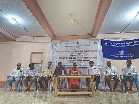 ಚಿಂಚಲಿಯಲ್ಲಿ ಆಯೋಜಿಸಿದ್ದ  ಎನ್‌ಎಸ್‌ಎಸ್ ಶಿಬಿರದಲ್ಲಿ ಶಿವಪ್ರಸಾದ ಸ್ವಾಮೀಜಿ ಮಾತನಾಡಿದರು. ಡಾ.ಬಿ.ಜಿ.ಕುಲಕರ್ಣಿ, ಬಸವರಾಜ ಪಾಟೀಲ, ಇತರರಿದ್ದರು.