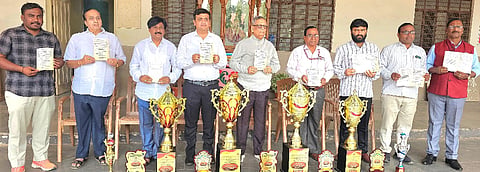 ರಾಜ್ಯಮಟ್ಟದ ಪದವಿಪೂರ್ವ ವಿದ್ಯಾರ್ಥಿಗಳ ಹ್ಯಾಂಡಬಾಲ್ ಪಂದ್ಯಾವಳಿ ಆಮಂತ್ರಣ ಪತ್ರಿಕೆಯನ್ನು ಗಣ್ಯರು ಬಿಡುಗಡೆಗೊಳಿಸಿದರು. ಡಾ.ರಾಮ ಕುಲಕರ್ಣಿ, ಪಿ.ಐ.ಭಂಡಾರಿ, ಸಂದೀಪ ಸಂಗೋರಾಮ ಇತರರಿದ್ದರು.