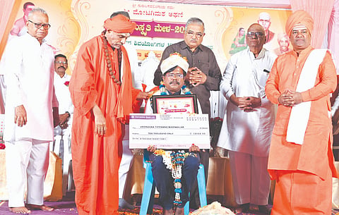 ಅಥಣಿ ಮೋಟಗಿಮಠದ ಬಸವ ಸಂಸ್ಕೃತಿ ಮೇಳದಲ್ಲಿ ಶಿಕ್ಷಕ ವೀರಣ್ಣ ಮಡಿವಾಳ ಅವರಿಗೆ ಅಥಣೀಶ ಅಂಕಿತ ಪುಸ್ತಕ ಪ್ರಶಸ್ತಿ ಪ್ರದಾನ ಮಾಡಲಾಯಿತು. ಗುರುಮಹಾಂತ ಸ್ವಾಮೀಜಿ, ಪ್ರಭುಚನ್ನಬಸವ ಸ್ವಾಮೀಜಿ, ಬಿ.ಎಲ್.ಪಾಟಿಲ ಇತರರಿದ್ದರು.