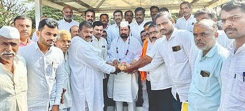 ಅಡಹಳ್ಳಟ್ಟಿ ಗ್ರಾಮದ ಕೆರೆಗೆ ನೀರು ಹರಿಸಿದ ಪ್ರಯುಕ್ತ ಅಡಹಳ್ಳಟ್ಟಿ ಗ್ರಾಮದ ರೈತರು ಶಾಸಕ ಲಕ್ಷ್ಮಣ ಸವದಿ ಅವರನ್ನು ಸನ್ಮಾನಿಸಿದರು. ಶಿವು ಗುಡ್ಡಾಪುರ, ಮಹಾದೇವ ಹಿಪ್ಪರಗಿ, ಈರಗೌಡ ಪಾಟೀಲ, ಬಸು ಹಿಪ್ಪರಗಿ ಇತರರಿದ್ದರು.