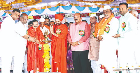 ಬಸವಕಲ್ಯಾಣ ತಾಲೂಕಿನ ಸಿರಗಾಪುರದಲ್ಲಿ ಭಾನುವಾರ ಆಯೋಜಿಸಿದ್ದ ಹಾರಕೂಡ ಶ್ರೀಗಳ ೬೩ನೇ ಜನ್ಮದಿನೋತ್ಸವ ಮತ್ತು ತುಲಾಭಾರ ಕಾರ್ಯಕ್ರಮವನ್ನು ಶಾಸಕ ಶರಣು ಸಲಗರ ಉದ್ಘಾಟಿಸಿದರು. ಶ್ರೀ ಡಾ.ಚನ್ನವೀರ ಶಿವಾಚಾರ್ಯ, ಶ್ರೀ ಶಿವಲಿಂಗ  ಸ್ವಾಮೀಜಿ, ಶಾಸಕ ಡಾ.ಸಿದ್ದಲಿಂಗಪ್ಪ ಪಾಟೀಲ್, ಮಾಜಿ ಸಂಸದ ಡಾ.ಉಮೇಶ ಜಾಧವ್, ಕಾಡಾ ಅಧ್ಯಕ್ಷ ಬಾಬು ಹೊನ್ನಾನಾಯಕ, ರಾಜಕುಮಾರ ಬಿರಾದಾರ, ಜಗನ್ನಾಥ ಪಾಟೀಲ್, ರಾಜಕುಮಾರ ಯಾಚೆ, ಸದಾನಂದ ಪಾಟೀಲ್ ಇತರರಿದ್ದರು.