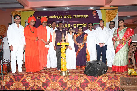 ಬಸವಕಲ್ಯಾಣದ ಶೀ ಬಸವೇಶ್ವರ ದೇವಸ್ಥಾನದಲ್ಲಿ ಬುಧವಾರ ಸಂಜೆ ಶೀ ಬಸವೇಶ್ವರ ದೇವಸ್ಥಾನ ಪಂಚ ಕಮಿಟಿ ಹಾಗೂ ವಿಶ್ವಸ್ಥ ಸಮಿತಿಯಿಂದ ಶೀ ಬಸವೇಶ್ವರ ಜಾತ್ರೆ ನಿಮಿತ್ತ ಅಯೋಜಿಸಲಗಿರುವ ಬಸವತತ್ವ ಆಧ್ಯಾತ್ಮಿಕ ಪ್ರವಚನ ಸಮಾರಂಭ ಸಹಾಯಕ ಆಯುಕ್ತ ಪ್ರಕಾಶ ಕುದರಿ ಉದ್ಘಾಟಿಸಿದರು. ಶೀ ಡಾ. ಶಿವಾನಂದ ಮಹಾಸ್ವಾಮೀಜಿ, ಶೀ ಸಿದ್ಧಬಸವ ಕಬೀರ ಮಹಾಸ್ವಾಮೀಜಿ, ಪೂಜ್ಯ ಡಾ. ಗಂಗಾಂಬಿಕಾ ಅಕ್ಕ, ಅನಿಲಕುಮಾರ ರಗಟೆ, ಶಶಿಕಾಂತ ದುರ್ಗೆ, ಬಸವರಾಜ ಬಾಲಕಿಲೆ, ವೀರಣ್ಣ ಹಲಶೆಟ್ಟೆ, ಬಸವರಾಜ ತೊಂಡಾರೆ, ಪು?್ಪಾವತಿ ಮಾಮಾ, ರಾಜೇಶ್ವರಿ ಖೂಬಾ ಉಪಸ್ಥಿತರಿದ್ದರು