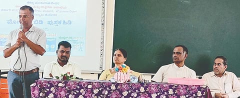 ಬಸವಕಲ್ಯಾಣದ ಸರ್ಕಾರಿ ಪದವಿಪೂರ್ವ ಕಾಲೇಜಿನಲ್ಲಿ ಗುರುವಾರ ಏರ್ಪಡಿಸಿದ್ದ ಮೊಬೈಲ್​ ಬಿಡಿ&ಪುಸ್ತಕ ಹಿಡಿ ಕಾರ್ಯಕ್ರಮದಲ್ಲಿ ಡಾ.ಬಸವರಾಜ ಖಂಡಾಳೆ ಮಾತನಾಡಿದರು. ಅನಿತಾ ಸಾವಳ್ಕರ್​, ವಿಠ್ಠಲರೆಡ್ಡಿ, ಉದ್ಧವರಾವ ಉಪಾಸೆ, ಪರ್ವೇಜ್​ ಮೋಮಿನ್​ ಇದ್ದರು.