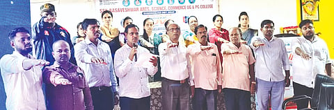 ಬಸವಕಲ್ಯಾಣದ ಎಸ್​ಎಸ ಕೆ ಬಸವೇಶ್ವರ ಕಲಾ ವಿಜ್ಞಾನ ವಾಣಿಜ್ಯ ಸ್ನಾತಕ ಮತ್ತು ಸ್ನಾತಕೋತ್ತರ ಮಹಾವಿದ್ಯಾಲಯದಲ್ಲಿ  ನಶಾಮುಕ್ತ ಯುವ ವಿಕಸಿತ್​ ಭಾರತ ಸಂಕಲ್ಪ ಅಭಿಯಾನ ನಿಮಿತ್ತ ಭಾನುವಾರ ಆಯೋಜಿಸಿದ್ದ ಕಾರ್ಯಕ್ರಮದಲ್ಲಿ ಪ್ರೊ. ವಿಠೋಬಾ ಡೋಣ್ಣೆಗೌಡರ್​ ಪ್ರತಿಜ್ಞಾವಿಧಿ ಬೋಧಿಸಿದರು. ಪ್ರಾಚಾರ್ಯ ಡಾ.ಶಿವಕುಮಾರ ಪಾಟೀಲ್​, ಡಾ.ಎಂ.ಜಿ.ಪಾಟೀಲ, ಸುರೇಶ.ಎಚ್​.ಆರ್​,  ಮಹಾದೇವ ಡಿ., ಡಾ.ವಿಜಯಕುಮಾರ,  ಭೀಮಾಶಂಕರ ಇತರರಿದ್ದರು.