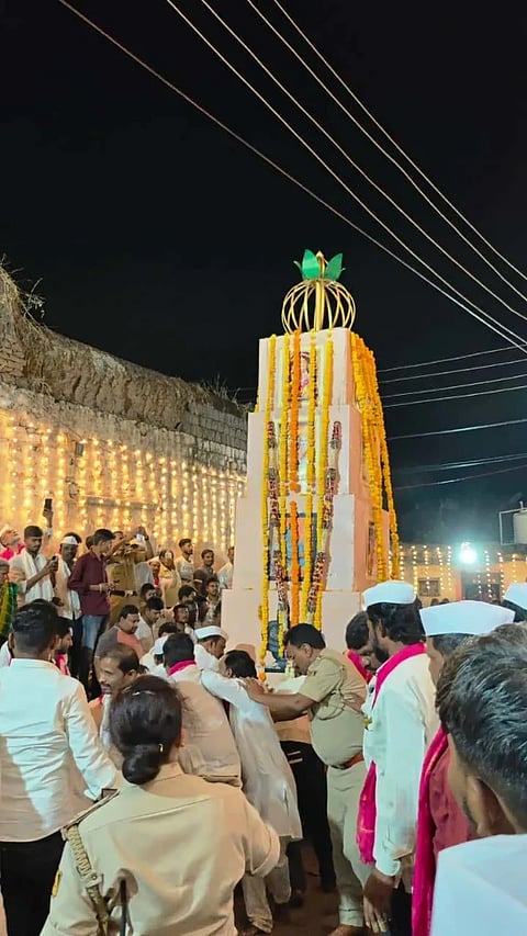 ಬಸವಕಲ್ಯಾಣದ ಶ್ರೀ ಮಲ್ಲಿಕಾರ್ಜುನ ಗಲ್ಲಿಯ ಶ್ರೀ ಮಲ್ಲಿಕಾರ್ಜುನ ದೇವಸ್ಥಾನದ ಜಾತ್ರೆ ನಿಮಿತ್ತ ಆಯೋಜಿಸಿದ್ದ ಕಾರ್ಯಕ್ರಮದಲ್ಲಿ ಎಸ್ಸೆಸ್ಸೆಲ್ಸಿ ಮತ್ತು ಪಿಯುಸಿ ಪಾಸಾದ ವಿದ್ಯಾರ್ಥಿಗಳನ್ನು ಸನ್ಮಾನಿಸಲಾಯಿತು. ಶ್ರೀ ಡಾ.ಅಭಿನವ ನಲಿಂಗ ರುದ್ರಮುನಿ ಶಿವಾಚಾರ್ಯ, ಬಿಡಿಪಿಸಿ ಅಧ್ಯಕ್ಷ ಅನಿಲಕುಮಾರ ರಗಟೆ, ಡಾ.ಮಹೇಶ ಪಾಟೀಲ್​, ನಾಗೇಶ ಸಂಗೊಳಗೆ, ಸೂರ್ಯಕಾಂತ ನಾಸೆ, ಉಮೇಶ ಕೆವಟಗೆ, ದೀಪಕ ಅಗ್ರೆ, ಚನ್ನು ಸಂಗೊಳಗೆ ಇತರರಿದ್ದರು.