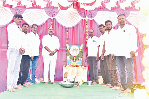 ಬೋರಗಾಂವ ಪಟ್ಟಣದಲ್ಲಿ ಹಮ್ಮಿಕೊಂಡಿದ್ದ ಹನುಮ ಜಯಂತಿ ಕಾರ್ಯಕ್ರಮದಲ್ಲಿ ಯುವ ನಾಯಕ ಉತ್ತಮ ಪಾಟೀಲ, ದಿಗಂಬರ ಕಾಂಬಳೆ, ಅಭಯಕುಮಾರ ಮಗದುಮ್ಮ ಇತರರಿದ್ದರು.