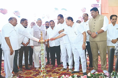 ದಕ್ಷಿಣ ಭಾರತ ಜೈನ ಸಭಾ ೧೦೪ನೇ ಅಽವೇಶನವನ್ನು ಗಣ್ಯರು ಉದ್ಘಾಟಿಸಿದರು. ಶ್ರೀಮಂತ ಶಾಹು ಮಹಾರಾಜ, ರಾಜೇಂದ್ರ ಪಾಟೀಲ, ಉತ್ತಮ ಪಾಟೀಲ, ಬಾಲಚಂದ್ರ ಪಾಟೀಲ, ರಾಹುಲ ಅವಾಡೆ ಇತರರಿದ್ದರು.