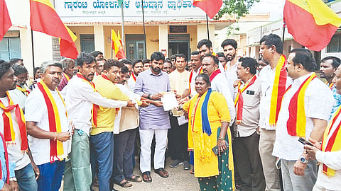 ದೊಡ್ಡಬಳ್ಳಾಪುರದ ತಾಪಂ ಆವರಣದಲ್ಲಿ ನಿವೇಶನ ರಹಿತರಿಗೆ ಸೂರು ಕಲ್ಪಿಸಲು ಒತ್ತಾಯಿಸಿ ಶಾಸಕ ಧೀರಜ್​ ಮುನಿರಾಜು ಅವರಿಗೆ ಕರವೇ ಮನವಿ ಪತ್ರ ಸಲ್ಲಿಸಿದರು. ಜಿಲ್ಲಾಧ್ಯಕ್ಷ ಮುನಿರಾಜು, ಉಪಾಧ್ಯಕ್ಷ ಎಸ್​.ಎಲ್​.ವೇಣು , ತಾಲೂಕು ಅಧ್ಯಕ್ಷ ಹಮಾಮ್​ ವೆಂಕಟೇಶ್​, ಕಾರ್ಯಾಧ್ಯಕ್ಷ ಜೋಗಹಳ್ಳಿ ಅಮ್ಮು, ಯುವ ಘಟಕ ಅಧ್ಯಕ್ಷ ಹೇಮಂತ್​, ಉಪಾಧ್ಯಕ್ಷ ಕೆ.ಆರ್​.ಮಂಜುನಾಥ್​, ಎಸ್​.ಎಂ.ಆನಂದ್​ ಕುಮಾರ್​, ಖಜಾಂಚಿ ರವಿ ಮುಕ್ಕೇನಹಳ್ಳಿ ಇತರರು ಇದ್ದರು. 