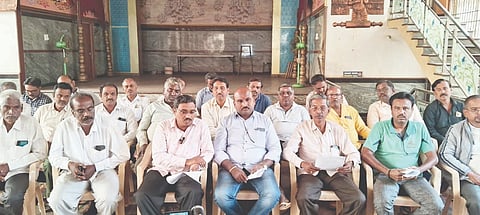 ದೊಡ್ಡಬಳ್ಳಾಪುರದಲ್ಲಿ ಖಾಸಗಿ ಸಭಾಂಗಣದಲ್ಲಿ ದೊಡ್ಡಬಳ್ಳಾಪುರ ಬಂದ್​ ಕುರಿತು ಆಯೋಜಿಸಿದ್ದ ಸುದ್ದಿಗೋಷ್ಠಿಯಲ್ಲಿ ನೇಕಾರ ಮುಖಂಡರು ಮಾತನಾಡಿದರು. ಮುಖಂಡರಾದ ಅಶ್ವತ್ಥಪ್ಪ, ನರಸಿಂಹಮೂರ್ತಿ, ಸಿದ್ದಪ್ಪ, ಲಕ್ಷ್ಮೀನಾರಾಯಣ, ಸದಾಶಿವ, ಭಾಸ್ಕರ್​, ಅನಿಲ್​ ಕುಮಾರ್​ ಇತರರು ಇದ್ದರು. 