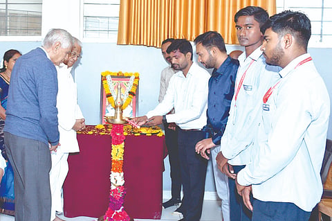 ಗೋಕಾಕ ನಗರದ ಕೆಎಲ್‌ಇ ಐಟಿಐ ಕಾಲೇಜಿನ ವಾರ್ಷಿಕೋತ್ಸವ ಹಾಗೂ ಅಂತಿಮ ವರ್ಷದ ವಿದ್ಯಾರ್ಥಿಗಳ ಬೀಳ್ಕೊಡುಗೆ ಸಮಾರಂಭವನ್ನು ಗಣ್ಯರು ಉದ್ಘಾಟಿಸಿದರು. ಪ್ರಕಾಶ ತುಳಜನ್ನವರ, ಎಂ.ಡಿ.ಚುನಮರಿ, ಜಿ.ಎಂ.ಅಂದಾನಿ ಇತರರು ಇದ್ದರು.