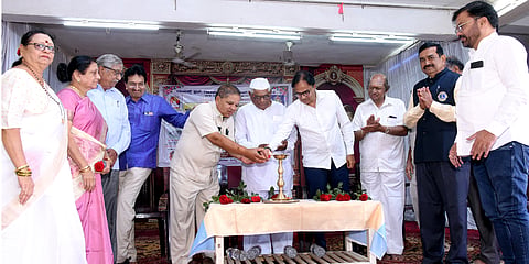 ಗೋಕಾಕನಲ್ಲಿ ಹಮ್ಮಿಕೊಂಡಿದ್ದ ಕಣ್ಣು ತಪಾಸಣೆ ಉಚಿತ ಶಿಬಿರವನ್ನು ಜಯಾನಂದ ಮುನವಳ್ಳಿ ಉದ್ಘಾಟಿಸಿದರು. ಪ್ರೊ.ಆರ್​.ಎಸ್​.ಗುಣಕಿ, ವಿ.ಟಿ.ಹಾಗರಗಿ ಇತರರಿದ್ದರು.