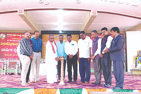 ಹಾರೂಗೇರಿ ಪಟ್ಟಣದ ಜನತಾ ಶಿಕ್ಷಣ ಸಂಸ್ಥೆಯಲ್ಲಿ ಶನಿವಾರ ಹಮ್ಮಿಕೊಂಡಿದ್ದ ವಾರ್ಷಿಕ ಸ್ನೇಹ ಸಮ್ಮೇಳನ ಸಮಾರಂಭವನ್ನು ಮಾರುತಿ ಶರಣರು ಉದ್ಘಾಟಿಸಿದರು. ಮಹೇಶ ಮಗದುಮ್ಮ, ಬಸವರಾಜಪ್ಪ ಆರ್., ಭೀಮಗೌಡ ಕರ್ಣವಾಡಿ ಇತರರಿದ್ದರು.