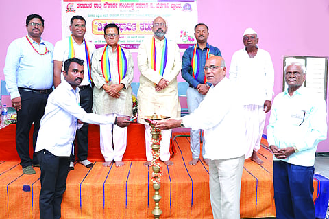 ಹಾರೂಗೇರಿಯಲ್ಲಿ ಹಮ್ಮಿಕೊಂಡಿದ್ದ ವಿಷಯಾಧಾರಿತ ತರಬೇತಿ ಶಿಬಿರವನ್ನು ಗಣ್ಯರು ಉದ್ಘಾಟಿಸಿದರು. ಶಂಕರ ಕರಬಸಣ್ಣವರ, ಜಗದೀಶ ಕವಟಗಿಮಠ, ಮಹಾಂತೇಶ ಹೊಸಪೇಟಿ, ನೇಮಣ್ಣ ನಾಗಾವಿ, ಸಿದ್ದಣ್ಣ ನಾಗನೂರ, ತವನಪ್ಪ ಬದನಿಕಾಯಿ, ಶ್ರೀಪಾಲ ಕರ್ಣವಾಡಿ ಇತರರಿದ್ದರು.