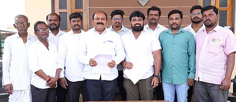 ಹಾರೂಗೇರಿಯಲ್ಲಿ ಹಮ್ಮಿಕೊಂಡಿದ್ದ ಸುದ್ದಿಗೋಷ್ಠಿಯಲ್ಲಿ ಮಾದಿಗ ಮಹಾಸಭಾದ ರಾಜ್ಯ ಕಾರ್ಯಕಾರಿಣಿ ಸದಸ್ಯ ಸುರೇಶ ಐಹೊಳೆ ಮಾತನಾಡಿದರು. ಮಹೇಶ ಐಹೊಳೆ, ಉಮೇಶ ಶಿಂಗೆ, ವಿನಾಯಕ ಪೋಳ ಇತರರಿದ್ದರು.