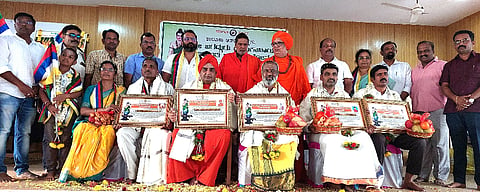 ಹುಕ್ಕೇರಿ ತಹಸೀಲ್ದಾರ್ ಕಾರ್ಯಾಲಯದಲ್ಲಿ ಹಮ್ಮಿಕೊಂಡಿದ್ದ ರೇಣುಕಾಚಾರ್ಯರ ಜಯಂತಿ ಕಾರ್ಯಕ್ರಮದಲ್ಲಿ ಸಾಧಕರಿಗೆ ಪ್ರಶಸ್ತಿ ಪ್ರದಾನ ಮಾಡಲಾಯಿತು. ಚಂದ್ರಶೇಖರ ಶಿವಾಚಾರ್ಯರು, ಬ್ರಹ್ಮಾನಂದ ಶ್ರೀಗಳು, ಪವನ ಕತ್ತಿ, ಮಹಾವೀರ ನಿಲಜಗಿ ಇತರರಿದ್ದರು.