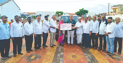 ಸಂಘದ ಅಧ್ಯಕ್ಷ ಮಲ್ಲಿಕಾರ್ಜುನ ನರಸನ್ನವರ, ನಿರ್ದೇಶಕ ಸದಾನಂದ ಹಿರೇಮಠ, ಬಾಬು ಜಾರಕಿಹೊಳಿ, ಮುಖಂಡರಾದ ಶಿವನಗೌಡ ಪಾಟೀಲ, ಶಂಕರಗೌಡ ಪಾಟೀಲ, ಬಸಗೌಡ ದೇಸಾಯಿ, ಅಪ್ಪಣ್ಣ ಖಾತೇದಾರ, ಮುಖ್ಯ ಕಾರ್ಯನಿರ್ವಾಹಕ ಎಸ್.ಎಸ್.ಮಲ್ಲಾಪುರೆ ಸೇರಿದಂತೆ ಇತರರು ಇದ್ದರು.
