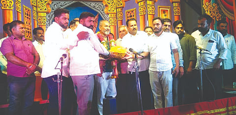 ಬಡಕುಂದ್ರಿ ಗ್ರಾಮದಲ್ಲಿ ಮಾಜಿ ಸಂಸದ ರಮೇಶ ಕತ್ತಿ ಅವರನ್ನು ಸನ್ಮಾನಿಸಲಾಯಿತು. ಮಾಜಿ ಸಚಿವ ಎ.ಬಿ.ಪಾಟೀಲ, ಎಚ್.ಎಲ್. ಪೂಜೇರಿ, ಸಿದ್ದು ಮಾನಗಾವಿ, ಪರಪ್ಪ ವಾಸೇದಾರ ಇತರರಿದ್ದರು.