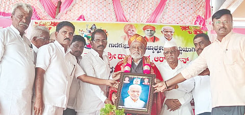 ಹುಣಸಗಿಯಲ್ಲಿ ಗುರುವಾರ ಏರ್ಪಡಿಸಿದ್ದ ಕಾರ್ಯಕ್ರಮದಲ್ಲಿ ಗಾಣಿಗ ಸಮಾಜದ ರಾಜ್ಯಾಧ್ಯಕ್ಷ ಡಾ.ಸುರೇಶ ಸಜ್ಜನ್​ ಅವರನ್ನು ಸನ್ಮಾನಿಸಿ ಅಭಿನಂದಿಸಲಾಯಿತು. ಬಸವರಾಜ ಸಜ್ಜನ್​, ರಾಜು ಸಾಲವಾಡಗಿ ಇತರರಿದ್ದರು.