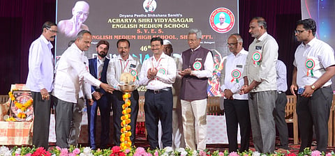 ಶಿರಗುಪ್ಪಿಯ ಜ್ಞಾನಪೀಠ ಶಿಕ್ಷಣ ಸಂಸ್ಥೆಯಲ್ಲಿ ಹಮ್ಮಿಕೊಂಡಿದ್ದ ಜ್ಞಾನಶ್ರೀ ಉತ್ಸವಕ್ಕೆ ಗಣ್ಯರು ಚಾಲನೆ ನೀಡಿದರು. ಸುದರ್ಶನ ತೇಜಸ್ವಿ, ಮಹಾವೀರ ಪಡನಾಡ, ಭರತ ಭಿಲವಡಿ ಇತರರಿದ್ದರು.