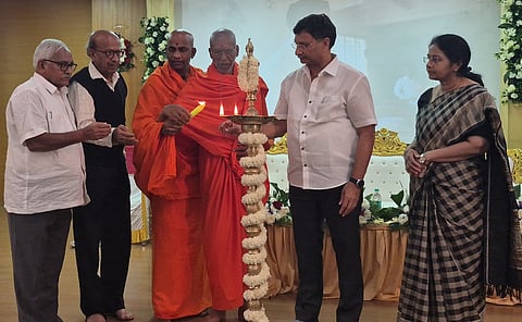  ಕೆ.ಎಂ.ದೊಡ್ಡಿಯ ಭಾರತೀ ಕಾಲೇಜಿನ ಕುವೆಂಪು ಸಭಾಂಗಣದಲ್ಲಿ ಭಾರತೀ ವಿದ್ಯಾಸಂಸ್ಥೆ, ಮಧು ಜಿ.ಮಾದೇಗೌಡ ಅಭಿಮಾನಿ ಬಳಗ ಆಯೋಜಿಸಿದ್ದ ವಿಧಾನ ಪರಿಷತ್ ಸದಸ್ಯ ಮಧು ಜಿ.ಮಾದೇಗೌಡರ ಹುಟ್ಟುಹಬ್ಬ ಕಾರ್ಯಕ್ರಮವನ್ನು ಕೆಂಗೇರಿ ವಿಶ್ವ ಒಕ್ಕಲಿಗರ ಮಠದ ಪೀಠಾಧ್ಯಕ್ಷರಾದ ಶ್ರೀ ನಿಶ್ಚಲಾನಂದನಾಥ ಸ್ವಾಮೀಜಿ ಉದ್ಘಾಟಿಸಿದರು.
