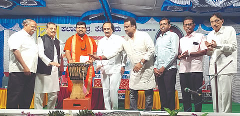 ಕೊಟ್ಟೂರು ಎಪಿಎಂಸಿ ಆವರಣದಲ್ಲಿರುವ ಡಾ.ಶಾಮನೂರು ಶಿವಶಂಕರಪ್ಪ ವೇದಿಕೆಯಲ್ಲಿ ಕಲಾ ಕೇಂದ್ರದಿಂದ ಆಯೋಜಿಸಿದ್ದ    ಸಂಗೀತ ಹಾಗೂ ನಾಟಕೋತ್ಸವವನ್ನು ಮಾಜಿ ಸಚಿವ ಎನ್.ಎಂ.ನಬಿ ಉದ್ಘಾಟಿಸಿದರು. 