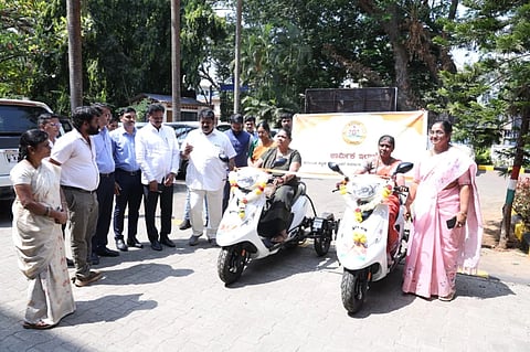 ಅಂಗವಿಕಲರಿಗೆ ಮಂಕಾಳ ವೈದ್ಯ ಅವರು ತ್ರಿಚಕ್ರ ವಾಹನ ವಿತರಿಸಿದರು.