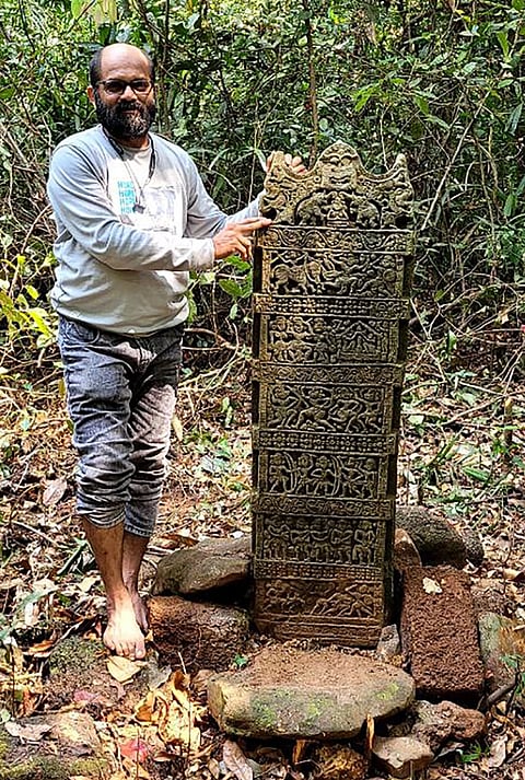 ವೀರಗಲ್ಲನ್ನು ಶ್ಯಾಮಸುಂದರ ಗೌಡ ಹಾಗೂ ತಂಡದವರು ಪರಿಶೀಲಿಸಿದರು.