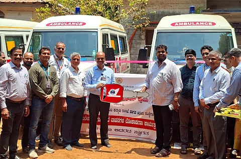 ಸತೀಶ ಸೈಲ್‌ ಅವರು ಆಂಬುಲೆನ್ಸ್‌ ಕೀ ಪಡೆದರು.