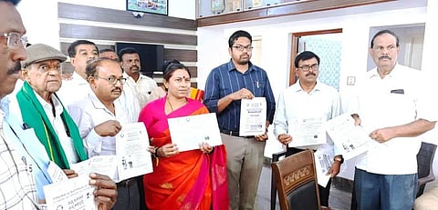 census 2027ರ ಜನಗಣತಿಗೆ ಶಾಸಕಿ ರೂಪಕಲಾ ಅವರು ಮನೆಯಿಂದ ಚಾಲನೆ ನೀಡಿದರು. ತಹಸೀಲ್ದಾರ್​ ಎಚ್​.ಜೆ.ಭರತ್​, ಪೌರಾಯುಕ್ತ ಶ್ರೀಧರ್​ ಹಾಗೂ ಇನ್ನಿತರ ಅಧಿಕಾರಿಗಳು ಉಪಸ್ಥಿತರಿದ್ದರು.