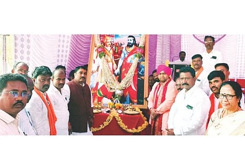 ಲಿಂಗಸುಗೂರಿನಲ್ಲಿ ಮಡಿವಾಳ ಮಾಚಿದೇವರ ಜಯಂತಿ ಆಚರಿಸಲಾಯಿತು. ಅಮರೇಶ್ವರ ಗುರುಗಜದಂಡ ಸ್ವಾಮೀಜಿ, ಎಂಎಲ್ಸಿ ಶರಣಗೌಡ ಪಾಟೀಲ್ ಬಯ್ಯಪುರ, ಬ್ಲಾಕ್ ಕಾಂಗ್ರೆಸ್ ಅಧ್ಯಕ್ಷ ಗೋವಿಂದ ನಾಯಕ, ಮಡಿವಾಳ ಸಮಾಜದ ತಾಲೂಕು ಅಧ್ಯಕ್ಷ ಅಮರೇಶ ಬಾಲಾಜಿ, ಉಪನ್ಯಾಸಕಿ ಡಾ.ಗಂಗಮ್ಮ ಸತ್ಯಂಪೇಟೆ, ಮಹಾಂತೇಶ ಪಾಟೀಲ್ ಮುದಗಲ್ ಇತರರಿದ್ದರು.