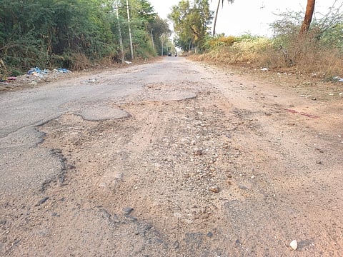 road ಮುಂಡರಗಿ ಪಟ್ಟಣದ ಮುರ್ಲಾಪೂರ, ಘಟ್ಟಿರಡ್ಡಿಹಾಳ ರಸ್ತೆ ಹದಗೆಟ್ಟಿದೆ. 