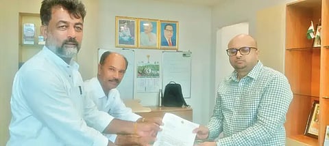 : ಬಣಕಲ್ ಪ್ರಾಥಮಿಕ ಆರೋಗ್ಯ ಕೇಂದ್ರವನ್ನು ಮೇಲ್ದರ್ಜೆಗೇರಿಸಬೇಕು ಎಂದು ಬೆಂಗಳೂರಿನಲ್ಲಿ ಆರೋಗ್ಯ ಇಲಾಖೆ ಆಯುಕ್ತ ಗುರುದತ್ ಹೆಗಡೆಗೆ ಮನವಿ ಸಲ್ಲಿಸಿದರು. ಮೇಲ್ವಿನ್ ಲಸ್ರಾದೋ, ಬಿ.ಎ.ಉಮ್ಮರ್ ಇದ್ದರು.